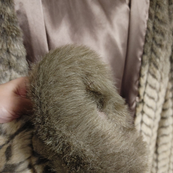 Faux Fur jacket with hood - Picture 13 of 13